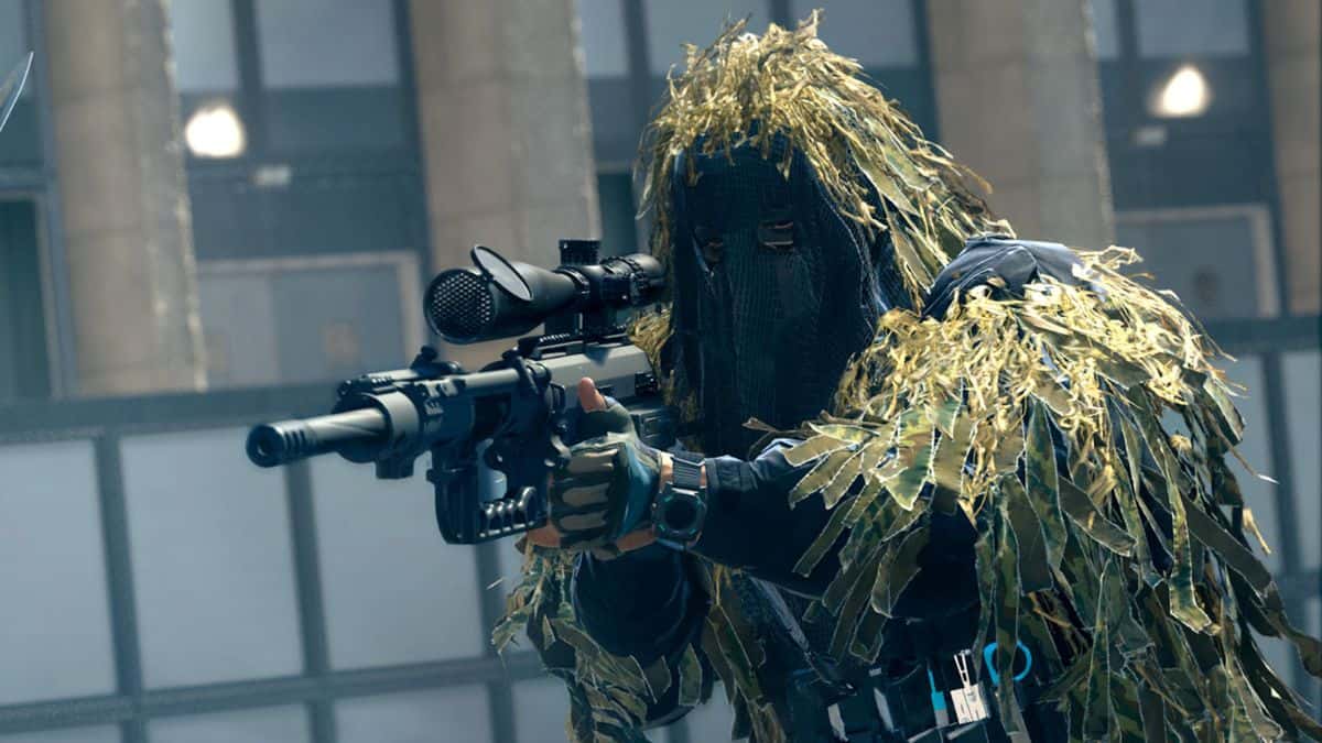 Warzone player in ghillie suit with Sniper Rilfe