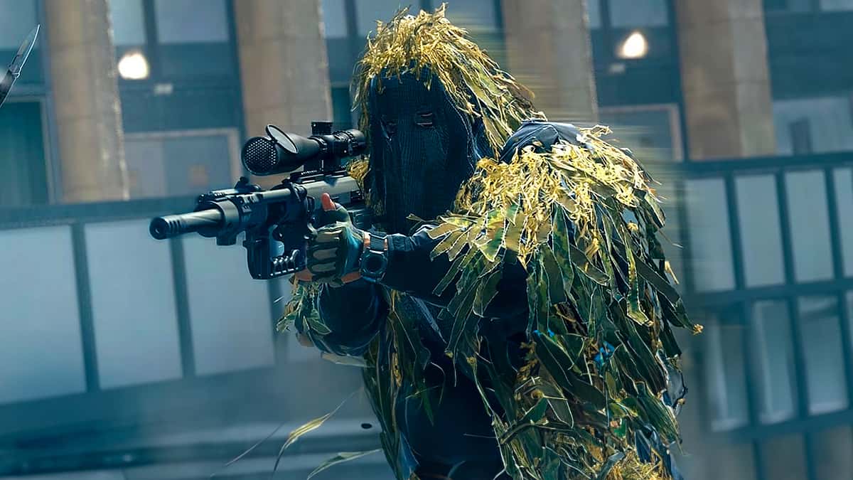 Warzone player holding the Sniper