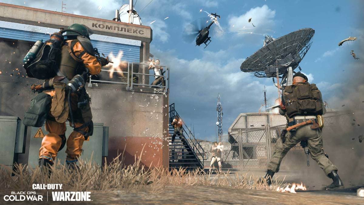 Warzone players shooting a helicopter