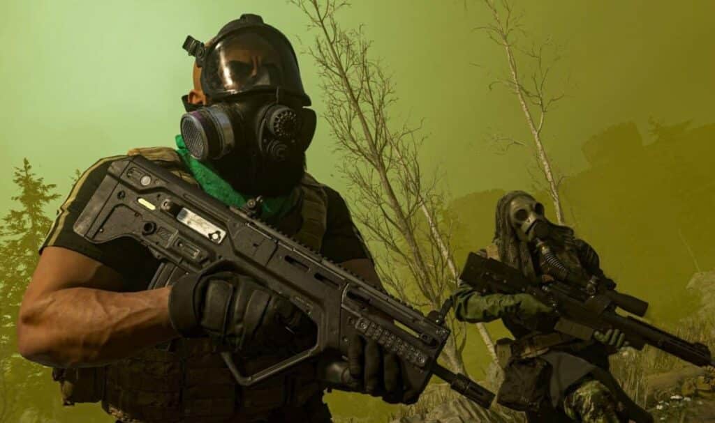 Warzone operator holding the Aug
