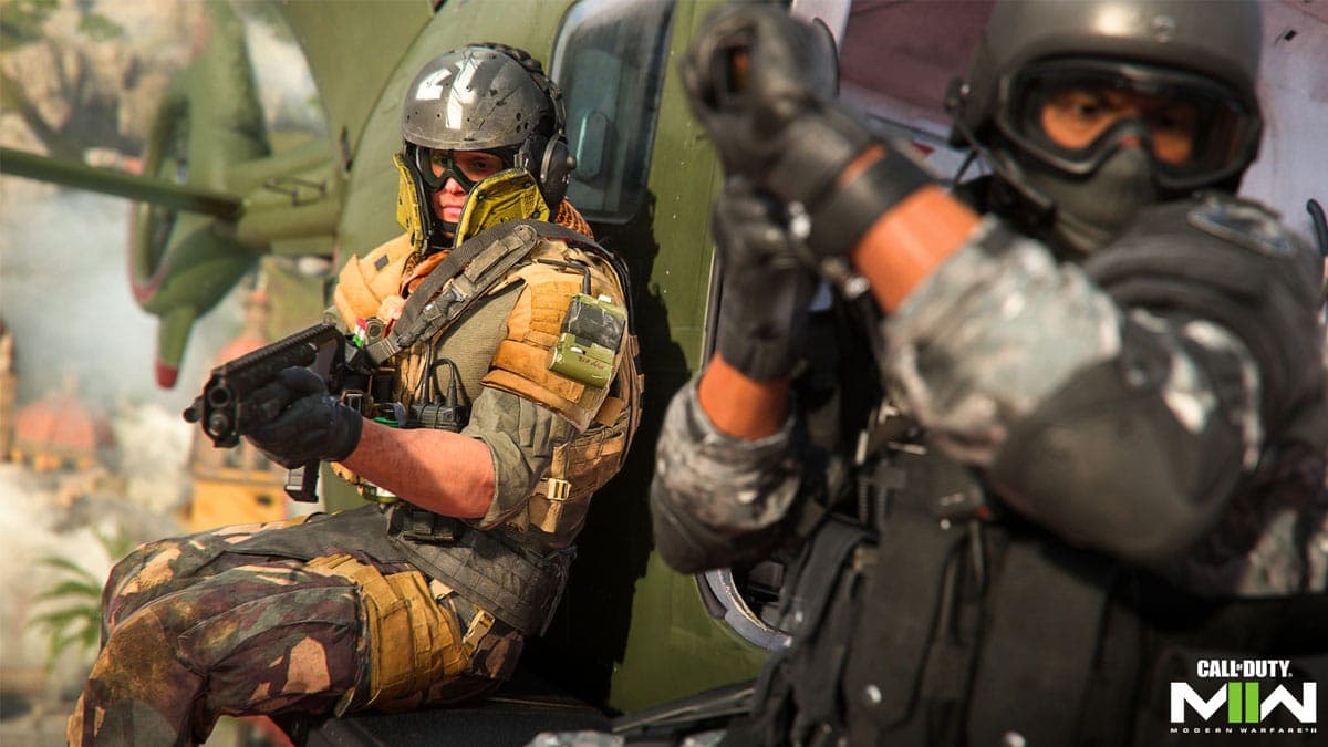 Modern Warfare 2 Operators taking cover in hardcore mode