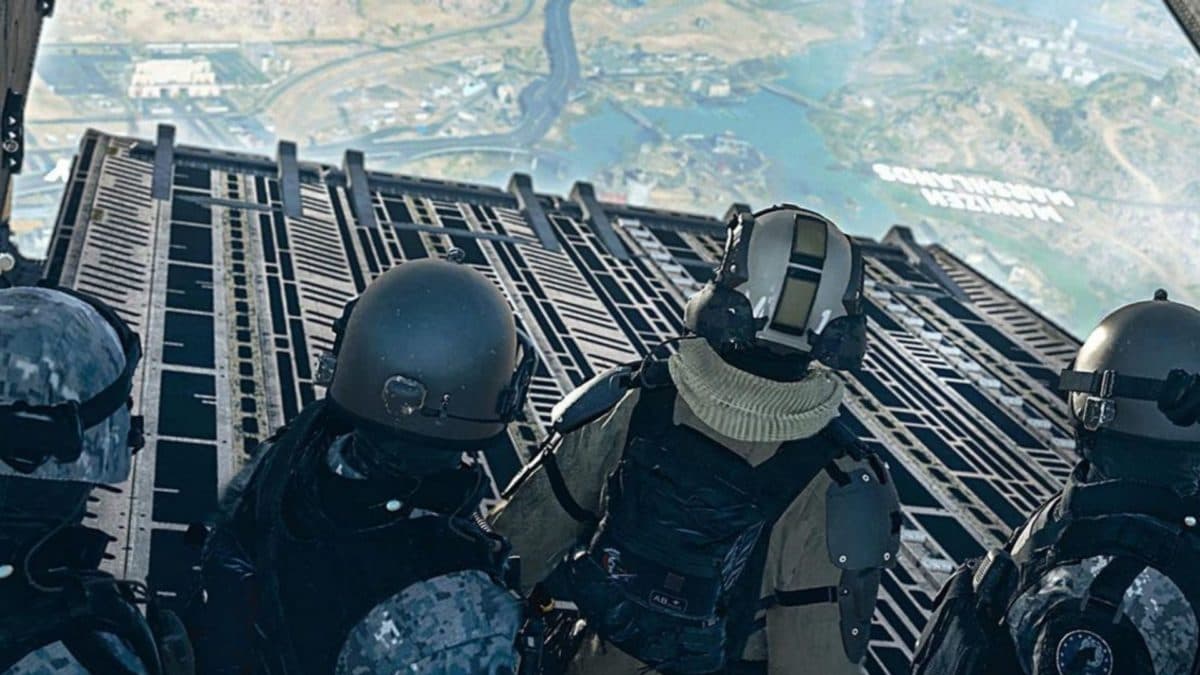 warzone 2 players getting ready to jump out of plane