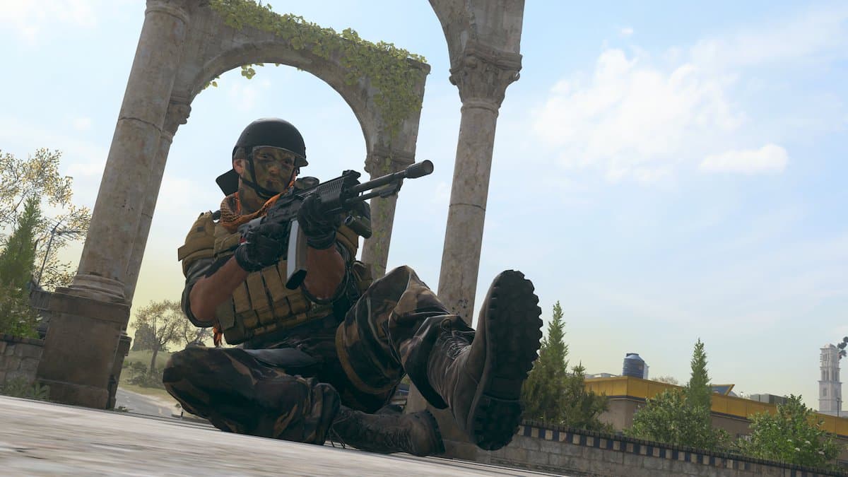 How to use smoke grenades to win games in Modern Warfare - Dexerto