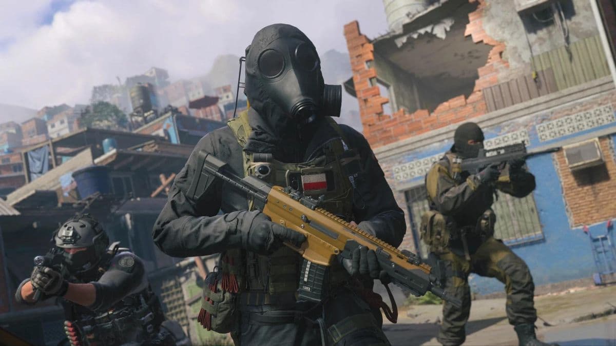 MW3 Operators holding Assault Rifles on Favela