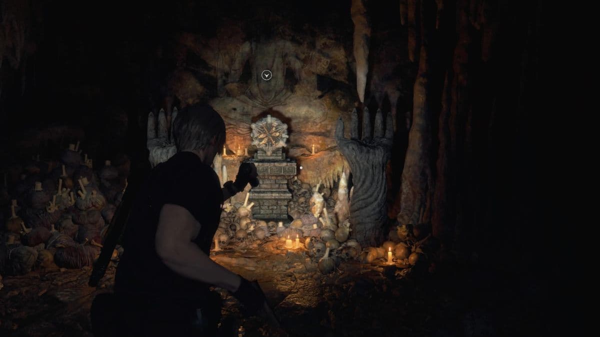 Leon looking at the shrine in Resident Evil 4