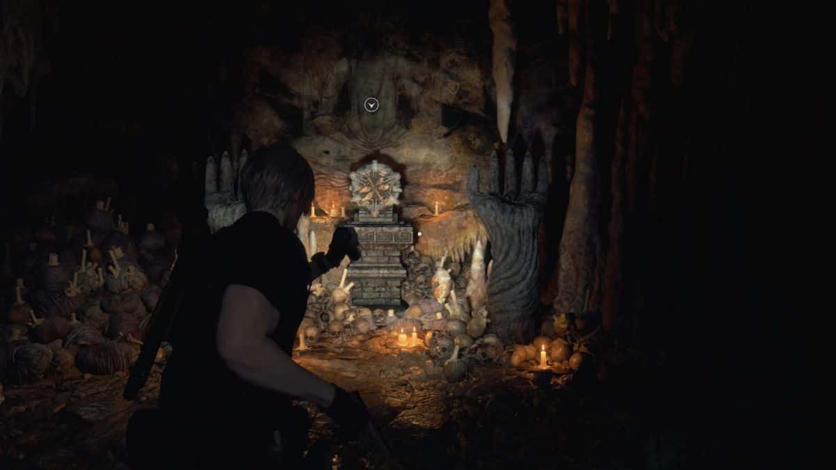 Leon looking at the shrine in Resident Evil 4