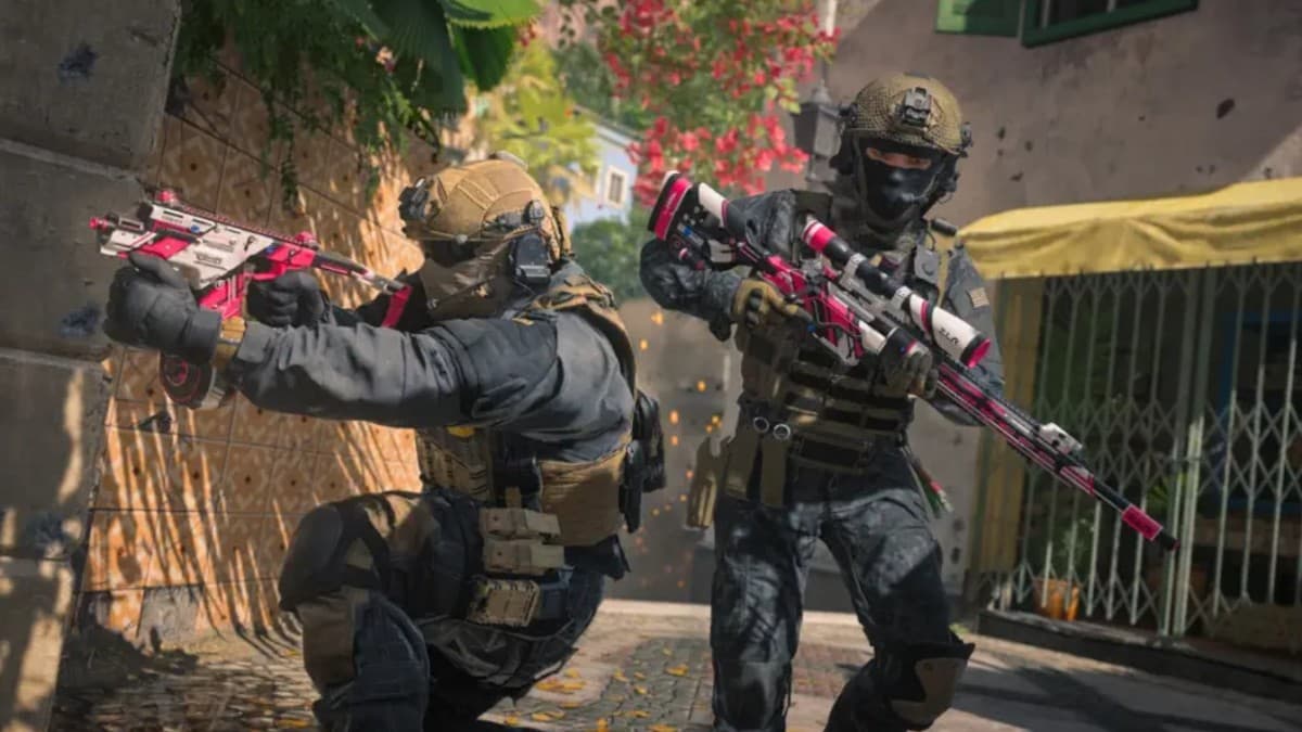 Two Operators in MW2 holding weapons