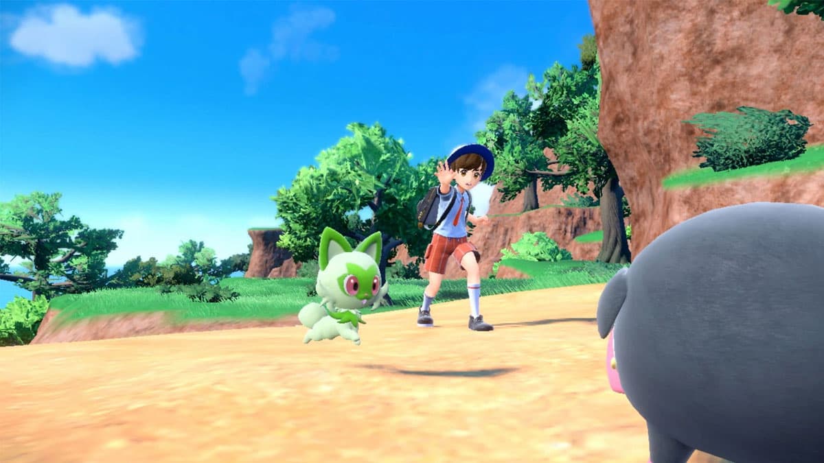Pokemon Scarlet & Violet player using the let's go feature in the game.