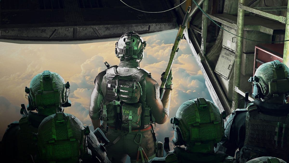 warzone operators looking out of the battle royale plane