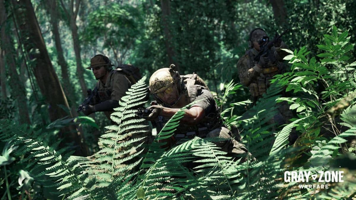 Gray Zone Warfare players sneaking through jungle