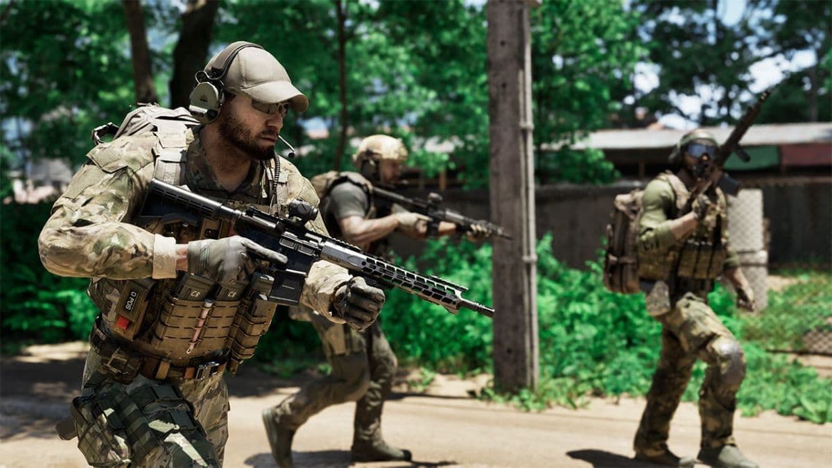Gray Zone Warfare players wlaking through jungle